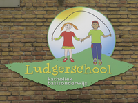 906116 Afbeelding van het beeldmerk van de Ludgerschool voor katholiek basisonderwijs (voormalige Groen van ...